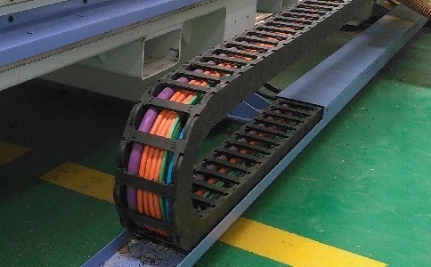 電纜、氣管、水管都可置于拖鏈中